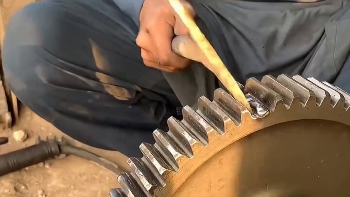 Người đàn ông đeo kính Pakistan đã sửa chữa toàn bộ quá trình hộp số xe tải, và việc sửa chữa lại nh