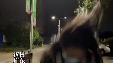 Ông cụ thấy mấy cô gái này không phải dạng vừa nên sợ quá quay đầu bỏ chạy.