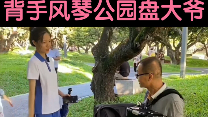 Đeo đàn accordion ra công viên “đấu” với các ông lớn