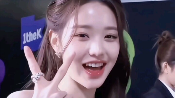 Jang Won-young’s “Me Too” stage is so eye-catching—the tiniest little moves are all perfectly choreo