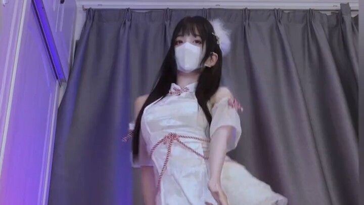 夜阑忽觉莲舟侧，满池红藕尽折腰