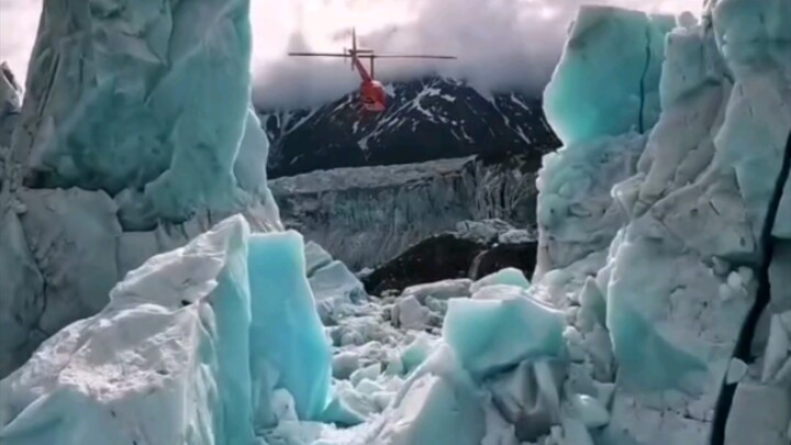 هنا سلسلة جبال ألاسكا في كتاب الجغرافيا، التي تضم أكثر من 10 آلاف نهر جليدي، وتحتضن أكثر من نصف الأن