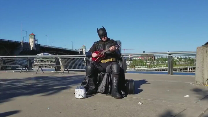 باتمان يقدّم عرضًا في الشارع ويقابل جارًا لطيفًا