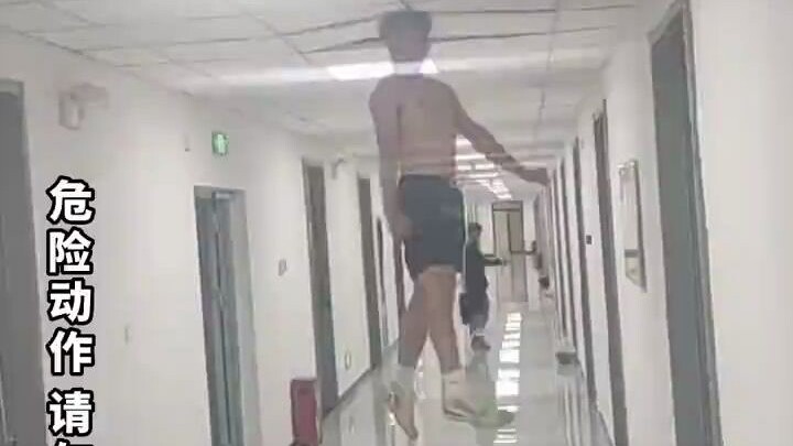 Sepertinya lebih baik jangan coba-coba apakah bisa menabrak langit-langit—kalau sampai terluka, itu 