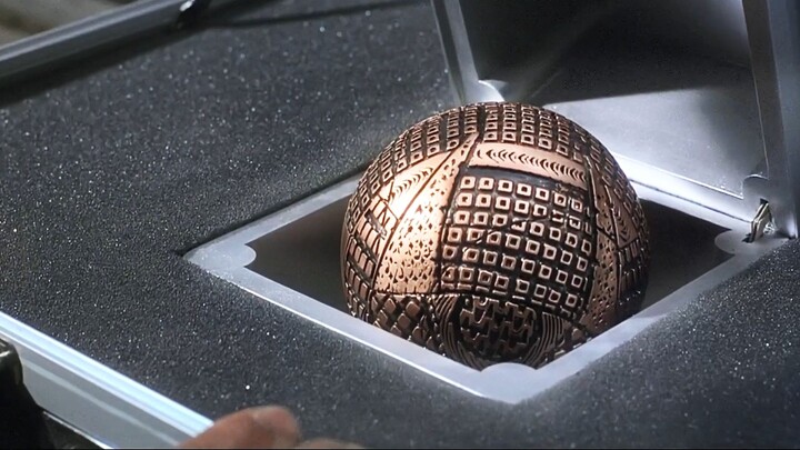 I picked up a strange metal ball, but it unexpectedly set off a thunderstorm and a gravitational bla