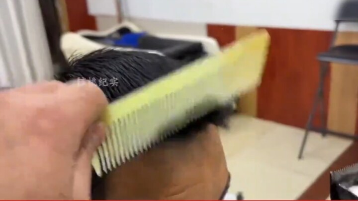 A delivery driver spent 20 yuan on a haircut, only to find the bill had somehow turned into 20,000 y
