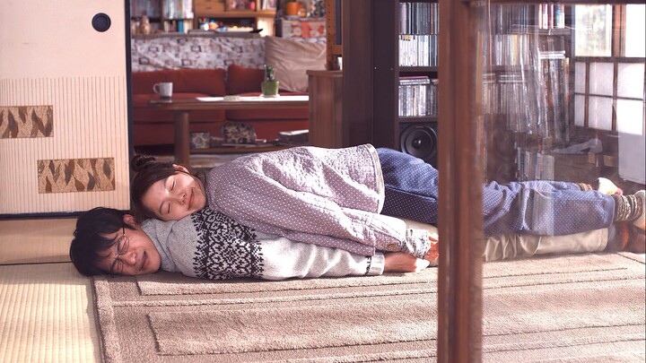 Một người đàn ông mắc chứng trầm cảm và nghỉ việc để ở nhà. Vợ anh không bao giờ rời xa anh và luôn 