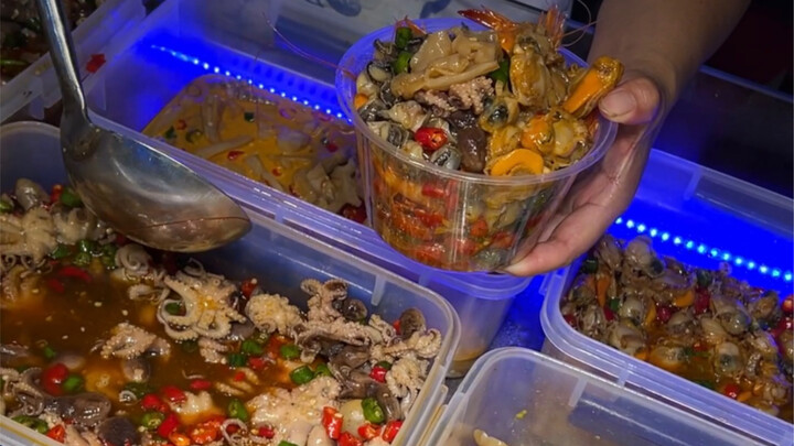 อิสระแห่งอาหารทะเลน้ำพริกเผาข้างถนน!! 30 บาทครึ่งกิโล เลือกได้ตามใจ—ทั้งชา ทั้งเผ็ด ทั้งซึมซาบถึงรส!