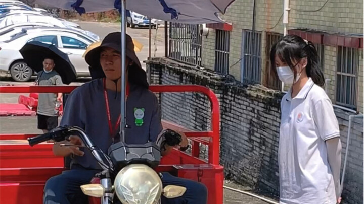 Cô bạn gái chỉ nghe huấn luyện viên giảng một lần là đã làm được rồi