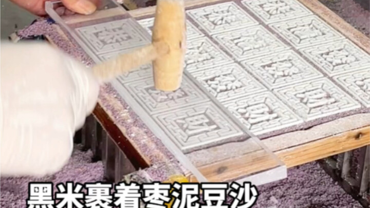 Watching the boss pound osmanthus cake is even more stress-relieving than watching someone trim a do