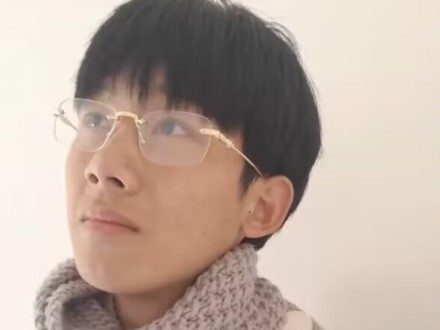 Bài ca đoàn viên sao mà chói tai đến thế, muôn nhà rực ánh đèn nhưng chẳng một ngọn nào dành cho tôi
