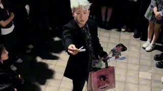 The man who went solo to Wang Yuan's concert carrying F蓉Wang cigarettes—the bravest person of 2025