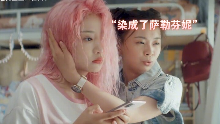 طالبة جامعية صبغت شعرها باللون الرمادي المائل للوردي ليصبح وردي باربي، فتعرضت لنقد لاذع من المعلمة.