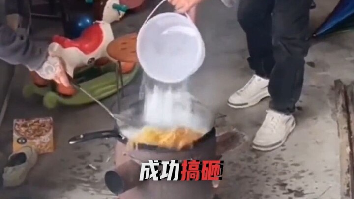 Sayurnya belum selesai dimasak, wajan sudah bersih terlebih dahulu.