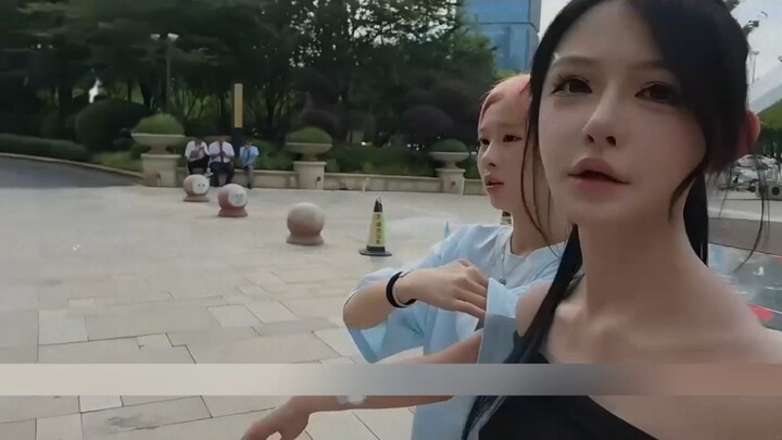 هذا هو سر براعة تونغ جينتشنغ، فما عجزت الفتاة عن الحصول عليه حتى لو قطعت رأسها، يحصل عليه تونغ جينتش