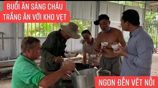 Buổi ăn sáng vội vả của các chú từ thiện để chuẩn bị nấu ăn cho bà con khu cách ly