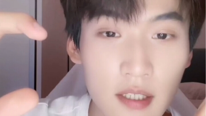 โจวเค่ออวี่｜มีใครบ้างที่พอเมาแล้วก็เริ่มเล่นมวยปล้ำ ฮ่าๆ “ฉันจัดการล้มเขาไปเลย เขาขัดขืนไม่ได้สักนิด