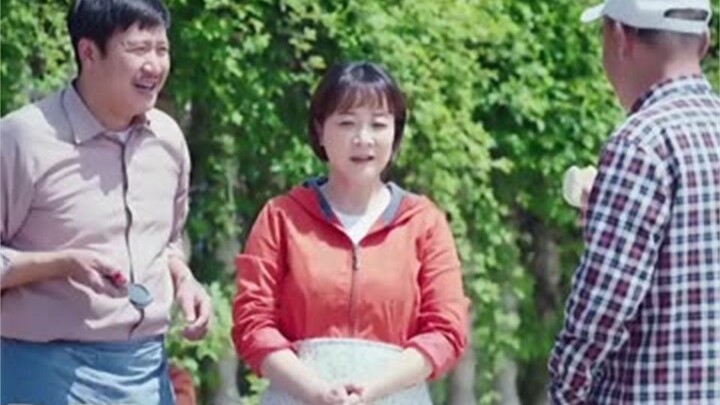 A couple sets up a stall selling chestnut pancakes, only to have a customer find something wrong wit