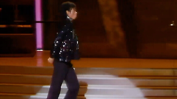Điệu nhảy bước không gian thời kỳ đầu của Michael Jackson đã khiến mọi người lần đầu tiên nhận ra rằ