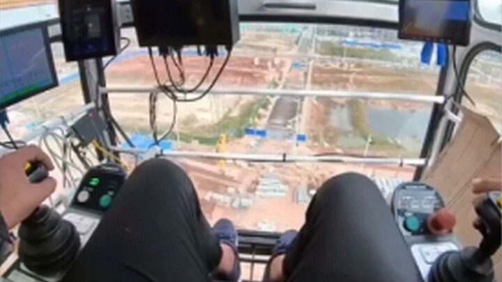 Người lái cần cẩu tháp nghỉ làm bằng cách nào?