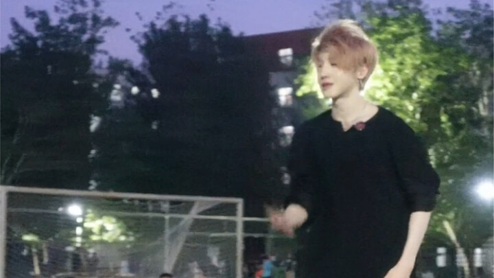 After school, I met a senior dancing on the playground (Seventeen)