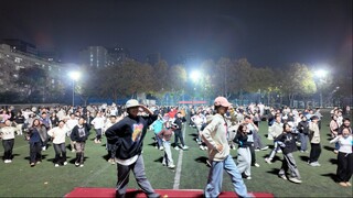 2000 شخص من جامعة شيان جياوتونغ يرقصون معًا رقصة الساحة الكبرى على أغنية كوري