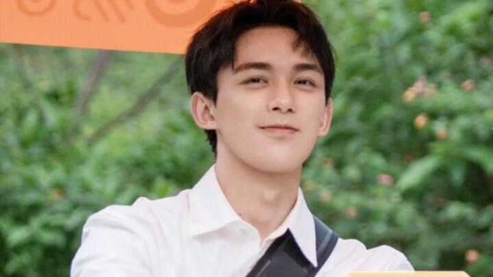Tôi cười ngặt nghẽo, hahaha, tôi ngồi vào bàn trẻ con