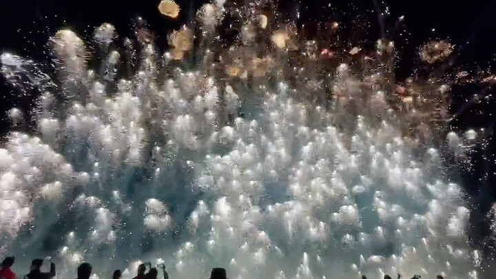 300 pháo hoa sứa được thắp sáng cùng lúc