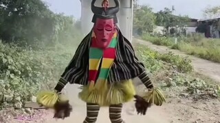 هذه الخطوة الراقصة، خطوة التخفي بالطبع