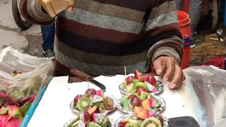 Kios buah di jalan, ada sehelai rambut di dalamnya