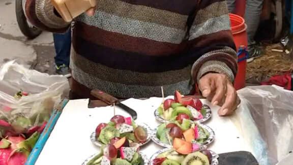 街头水果摊，里面有根毛发