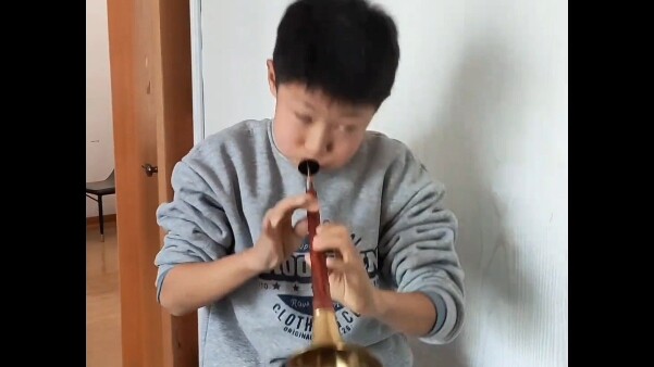 Một netizen đã chi 3.800 nhân dân tệ cho con trai học sáo soạn. Sau vài buổi học, cậu bé về nhà biểu