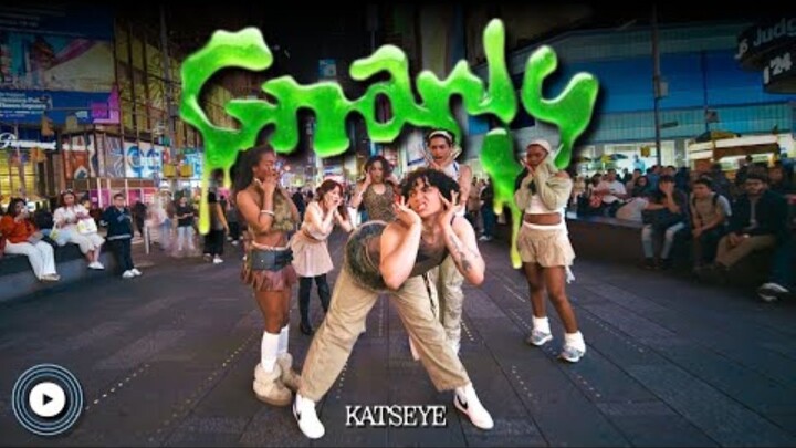 纽约时代广场惊现KATSEYE < Gnarly> 热舞，燃爆街头！