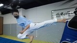[Sports]A powerful flying kick
