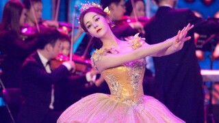 好美的舞蹈～为了不耽误演出，吃着止疼药上的场，整场舞蹈完成的都是那么完美。为了及时退场被绊倒，但是有人只记住了退场的跌倒。忍着疼痛及时退场迎来的却是网暴。