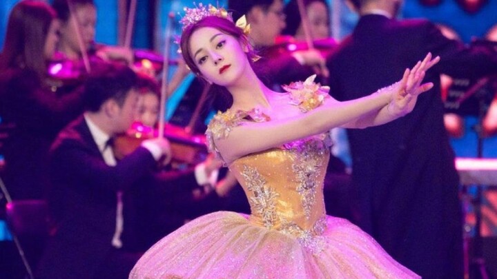 เต้นได้สวยงามมาก! เพื่อไม่ให้พลาดการแสดง เธอจึงกินยาแก้ปวดและเต้นได้อย่างสมบูรณ์แบบ เธอสะดุดล้มขณะพย