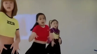 【Ahyeon】The little baby dances the Momoland dance and is so cute TT