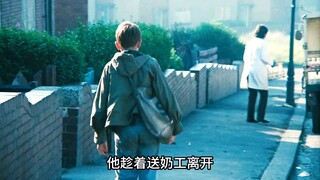 他趁着送奶工离开，悄悄来到车旁顺走一瓶牛奶，接着他躲到旁边快速将牛奶喝完，又将喝完的奶瓶放在身后