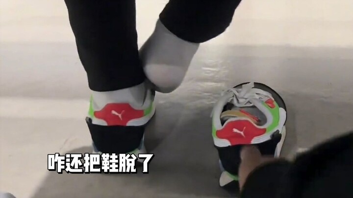 Teacher, my son Zihan’s shoes are still over there.