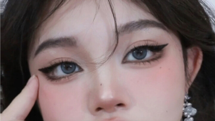 A round-faced girl tries a contrasting "fishing-style" sassy makeup look!