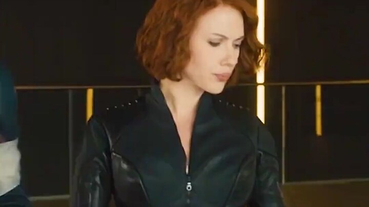 Detail super kecil: Mengapa di film-film Marvel awal, ritsleting di bagian dada baju Black Widow sel