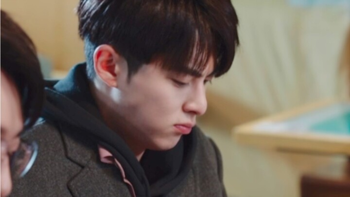 ม้าขาวรูปหล่อรู้สึกเสียใจหลังจากที่เจ้านายของเขาปล้นเนื้อในชาม