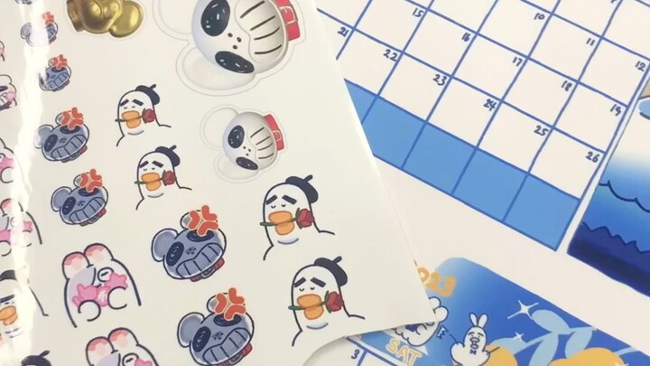 Ada yang penasaran apa itu stiker si Bebek A? Itu cuma aku cetak sendiri buat iseng aja kok!