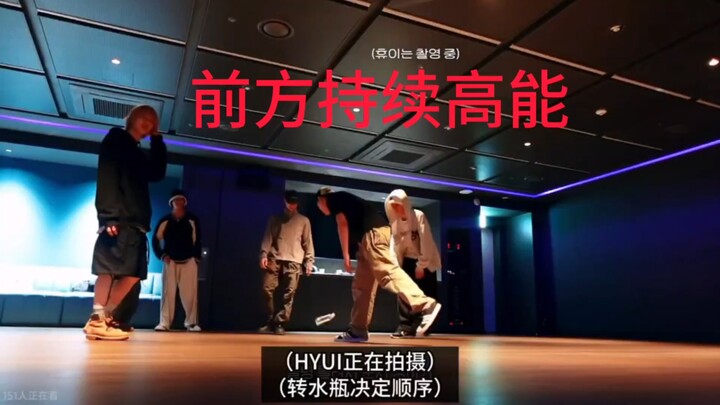 เหล่าหนุ่มเลือดร้อนในตำนานของ JYP! รวมตัวกันในห้องซ้อมกลางดึกเพราะคำพูดของเพื่อนร่วมทีม แล้วก็เริ่มโ