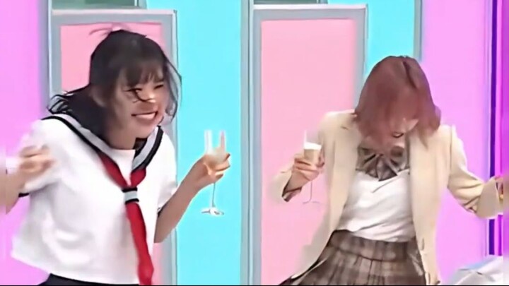 Girls Handle glasses challenge #Funny #funnyshorts #tvshow #90s #laugh