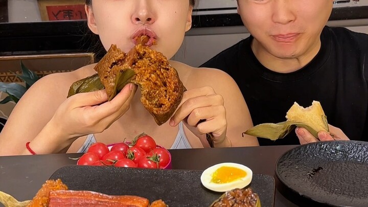 Bánh chưng Bá Vương Gia Hưng của Tiểu Anh Trai to tròn, nhân bên trong nhìn rõ ràng, dẻo mềm, mặn mà