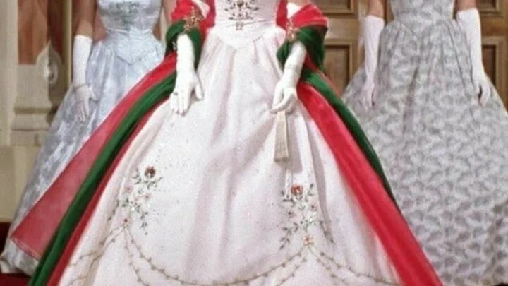 Váy crinoline: eo thon, vạt váy bồng bềnh, nhìn từ xa tựa như đóa hoa đang khoe sắc, mộng mơ và lộng
