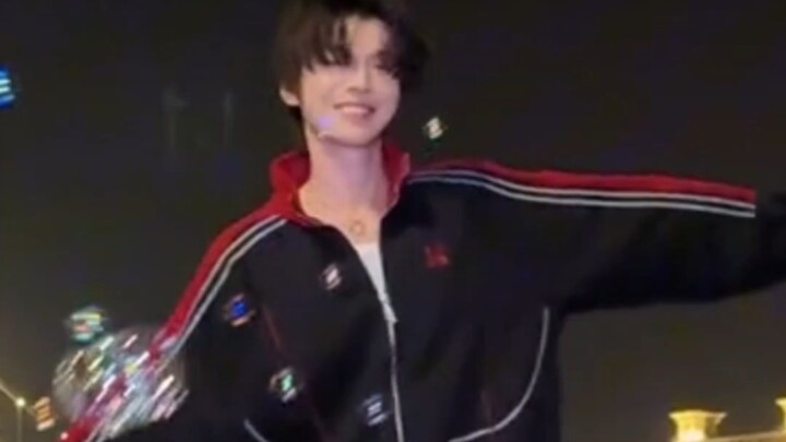 Phổ Phổ và Trần Đô Linh nhảy có lẽ là cùng một điệu nhảy nhỉ, khá đặc biệt đấy!