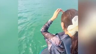 ركوب الأمواج بالطوف، هذه الفتاة موهوبة جدًا، فالمدرب يُعلِّمها ببضع كلمات فقط وتستوعبها فورًا.