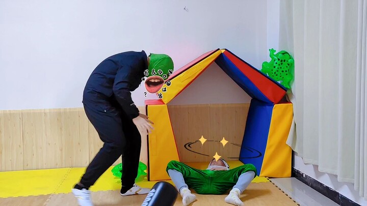 39 The green-headed monster wants to freeze the little frog into frog ice cream